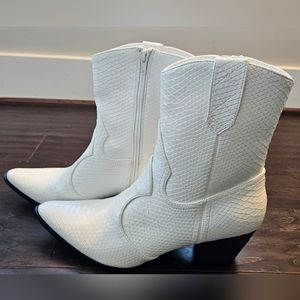 Coconuts by Mattisse Bambi Western Boots, White, Snakeskin Pattern, Size 11M